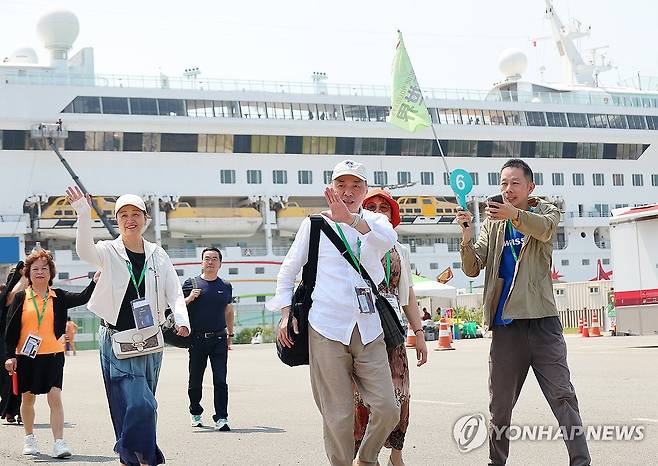 부산항 크루즈 관광객 [연합뉴스 자료]