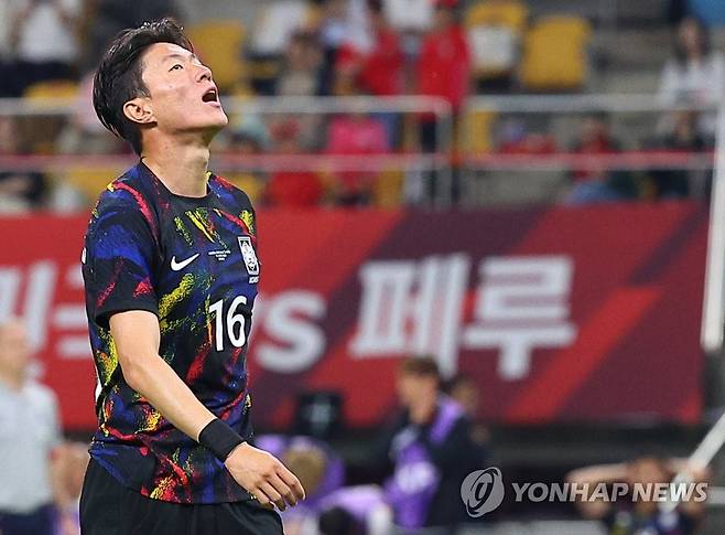 아쉬워하는 황의조 (부산=연합뉴스) 김도훈 기자 = 16일 부산 아시아드주경기장에서 열린 축구 국가대표팀 평가전 대한민국과 페루의 경기.  대표팀 황의조가 자신의 헤더가 골대를 벗어나자 아쉬워하고 있다. 2023.6.16 superdoo82@yna.co.kr