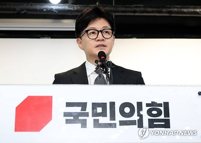 비대위원장 사퇴 의사 밝히는 한동훈 비대위원장 (서울=연합뉴스) 한종찬 기자 = 국민의힘 한동훈 비상대책위원장이 11일 서울 여의도 국민의힘 당사에서 제22대 국회의원 선거 관련 입장 발표를 하고 있다. 2024.4.11 [공동취재] saba@yna.co.kr