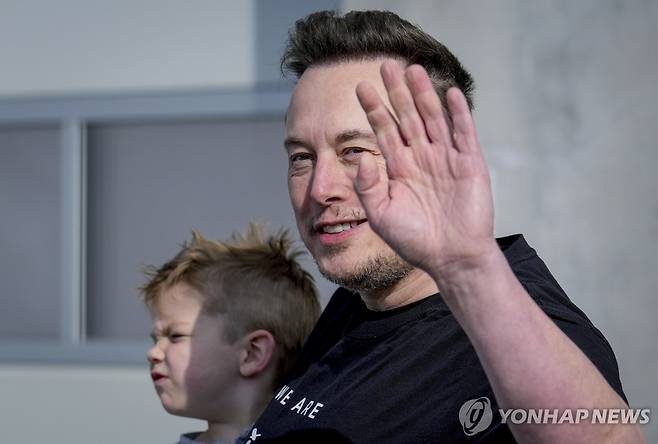 독일 테슬라 공장 방문한 머스크 (그륀하이데 AP=연합뉴스)