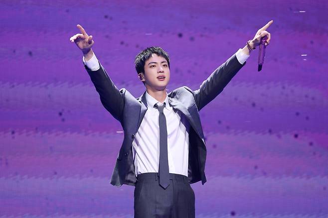 전역한 그룹 방탄소년단(BTS) 진 (서울=연합뉴스) 이태수 기자 = 지난 12일 전역한 방탄소년단의 멤버 진이 서울 잠실실내체육관에서 열린 오프라인 팬 미팅 '2024년 6월 13일의 석진, 날씨 맑음'에서 포즈를 취하고 있다. 2024.6.13 [빅히트뮤직 제공. 재판매 및 DB 금지]