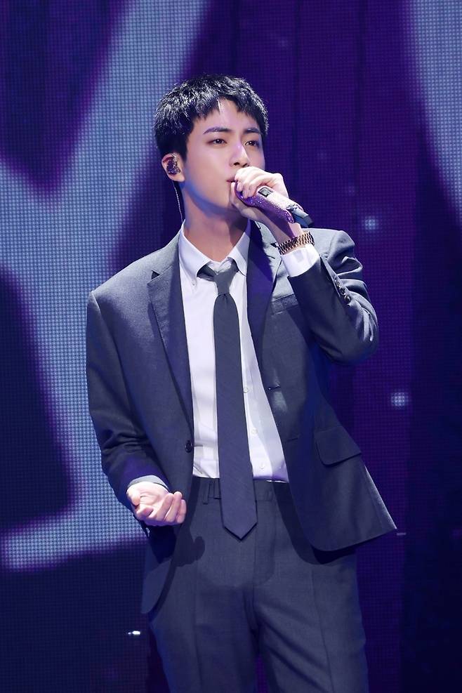 그룹 방탄소년단(BTS) 진 (서울=연합뉴스) 이태수 기자 = 지난 12일 전역한 방탄소년단의 멤버 진이 서울 잠실실내체육관에서 열린 오프라인 팬 미팅 '2024년 6월 13일의 석진, 날씨 맑음'에서 열창하고 있다. 2024.6.13 [빅히트뮤직 제공. 재판매 및 DB 금지]