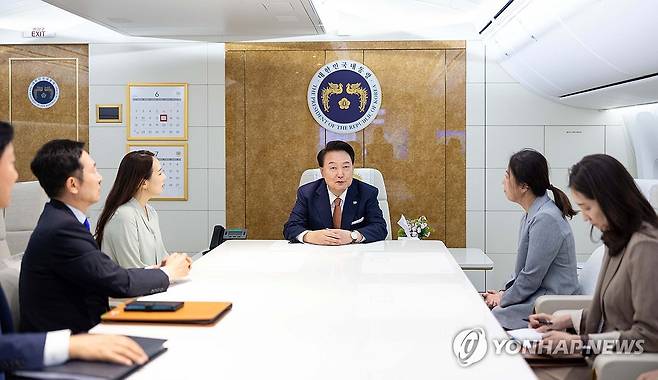 윤석열 대통령, 순방 동행한 임산부 기자 격려 (아스타나[카자흐스탄]=연합뉴스) 진성철 기자 = 중앙아시아 3국을 순방 중인 윤석열 대통령이 13일(현지시간) 카자흐스탄 아스타나 국제공항에서 순방에 동행한 기자단 중 임신 중인 기자와 대통령실 출입기자단 총간사를 전용기인 공군1호기 기내 회의실로 초대해 격려하고 있다. 2024.6.13   [대통령실 제공. 재판매 및 DB 금지] zjin@yna.co.kr