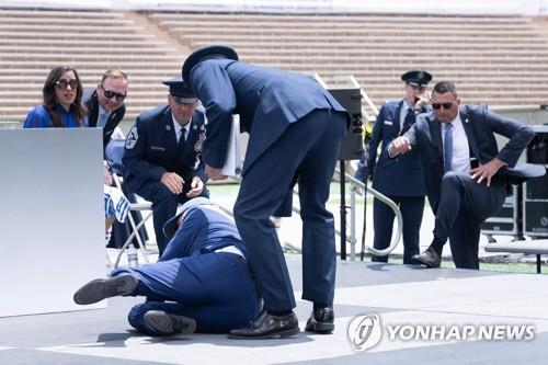 미국 역사상 최고령 현역 대통령인 조 바이든 대통령. 지난해 7월 콜로라도주 공군사관학교 졸업식에서 넘어져 부축받는 모습. 〈사진=연합뉴스〉