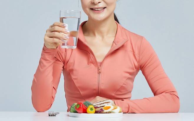 한국건강증진개발원(KHEPI)은 물단식 다이어트가 물중독 증상을 부를 수 있는 데다, 장기적으론 오히려 살이 안 빠지는 체질로 바뀔 수 있다고 우려했다. [사진=게티이미지뱅크]
