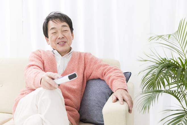 앉아서 TV 보는 시간을 줄이면 건강하게 늙을 수 있는 것으로 나타났다. [사진= 게티이미지뱅크]