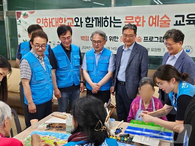 조명우 인하대 총장이 문화예술 봉사활동 ‘우리마을 미술관’에 참여한 어르신의 안부를 물어보며 대화를 나누고 있다.(인하대 제공)2024.6.14/뉴스1 ⓒ News1 박소영 기자