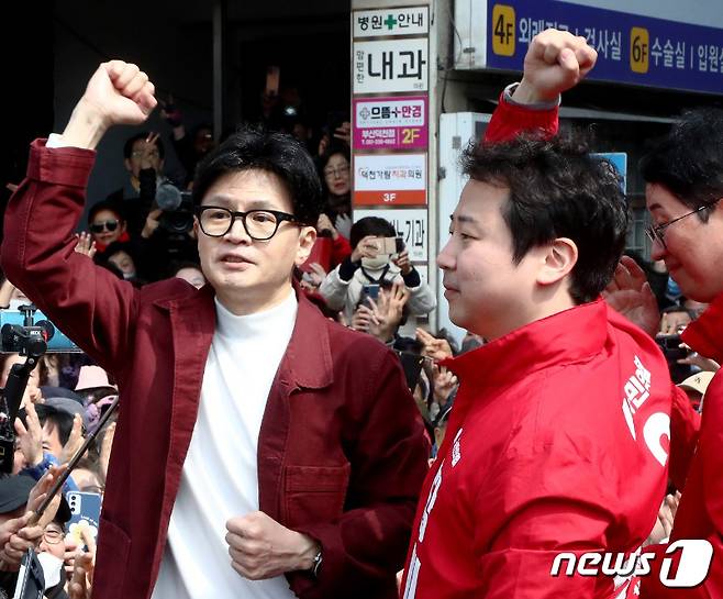 한동훈 국민의힘 비상대책위원장과 장예찬 후보가 14일 부산 북구 구포시장에서 시민들에게 인사를 하고 있다. (공동취재) 2024.3.14/뉴스1 ⓒ News1 ,송원영 기자