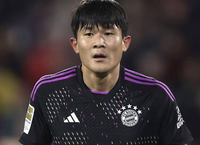 뱅상 콤파니 감독의 주전 계획에는 김민재가 없다는 주장이 등장했다. 바이에른은 14일(한국시각) 공식 홈페이지를 통해 '바이에른은 슈투트가르트 수비수 이토 히로키와 계약을 체결했다. 계약 기간은 2028년 6월까지다'라고 이토 영입 소식을 발표했다. 이토의 합류와 함께 바이에른은 본격적인 수비진 개편에 돌입하게 됐다. 이미 레버쿠젠 수비수 조나단 타 영입까지 협상 중인 것으로 알려졌다. FCB인사이드는 '새 중앙 수비수 이토가 오고, 타의 영입도 뜨겁다. 바이에른은 아마도 주전으로 왼발잡이인 이토와 오른발잡이 타를 구성할 것으로 보인다. 다만 아직은 레버쿠젠과의 이적료 합의가 필요하다'라며 바이에른이 타를 영입한다면 차기 시즌 주전 센터백 듀오는 이토와 타의 차지가 될 것이라고 전했다. 사진=바이에른 뮌헨 홈페이지 캡처