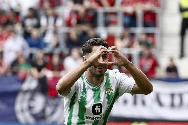 epa11319566 Real Betis' Ayoze Perez celebrates after scoring the opening goal in the Spanish LaLiga soccer match between CA Osasuna and Real Betis at El Sadar stadium in Pamplona, Spain, 05 May 2024.  EPA/JESUS DIGES<저작권자(c) 연합뉴스, 무단 전재-재배포, AI 학습 및 활용 금지>