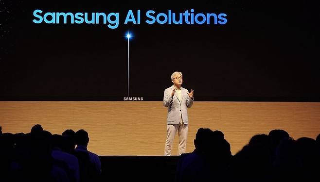 최시영 삼성전자 파운드리 사업부장 사장이 12일(현지시간) 미국 실리콘밸리에서 열린 '삼성 파운드리 포럼 2024(Samsung Foundry Forum 2024)'에서 기조연설을 하고 있다. /삼성전자