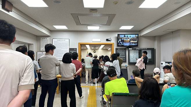 지난 11일 개찰이 시작된 제주지방법원 경매법정에 사람들이 붐비고 있다. /오은선기자