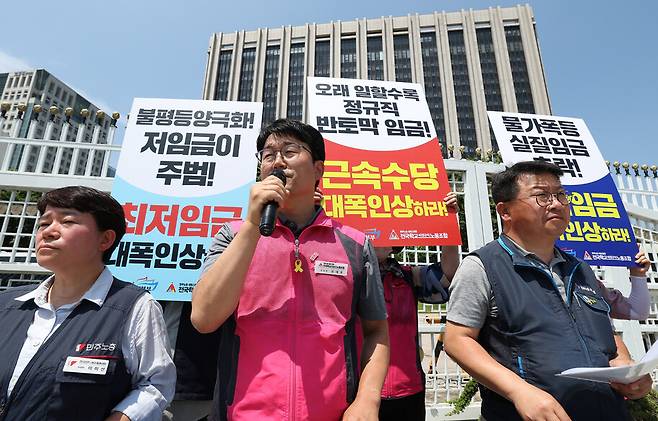 공공운수노조 전국교육공무직본부와 전국학교비정규직노동조합 관계자들이 13일 오전 서울 세종로 정부서울청사 앞에서 기자회견을 열어 물가폭등에 따른 실질임금 감소로 고통받는 비정규직 등 저임금 노동자의 현실을 전하며 최저임금 대폭 인상 등을 요구하고 있다. 이들은 이러한 요구조건을 내걸고 오는 22일 총상경 투쟁 집회를 한다고 밝혔다. 김정효 기자 hyopd@hani.co.kr