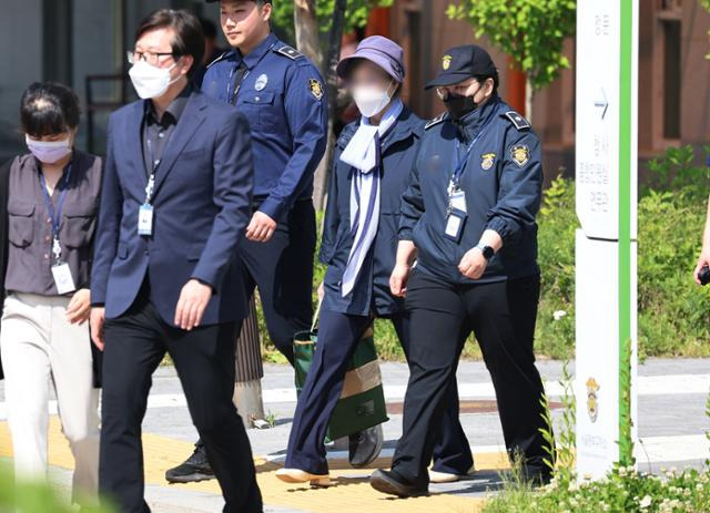 잔고증명서를 위조한 혐의로 복역한 윤석열 대통령의 장모 최은순 씨가 지난달 14일 서울 송파구 서울동부구치소에서 가석방되고 있다. 뉴시스
