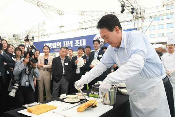 윤석열 대통령이 지난달 24일 ‘출입기자단 초청 만찬 간담회’에서 김치찌개를 끓이고 계란말이를 만들고 있다. [사진 대통령실]