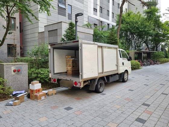 지난 12일 A씨(39) 저상차량이 아파트 입구 앞에 세워져 있다. 이날 A씨는 지상에서 배송을 진행했다. 박종서 기자