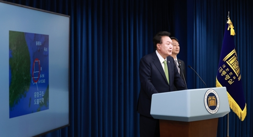 윤석열 대통령이 3일 오전 서울 용산 대통령실 청사 브리핑실에서 열린 국정브리핑에 참석해 동해 석유·가스 매장과 관련해 설명하고 있다. 윤 대통령 오른쪽은 국정브리핑에 배석한 안덕근 산업통상자원부 장관.  연합뉴스