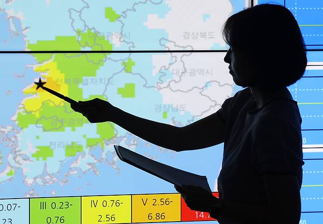 12일 경기도 수원시 권선구 수도권기상청에서 지진 담당 주무관이 전북 부안에서 발생한 4.8 규모의 지진 관련 정보를 보여주고 있다. 연합뉴스