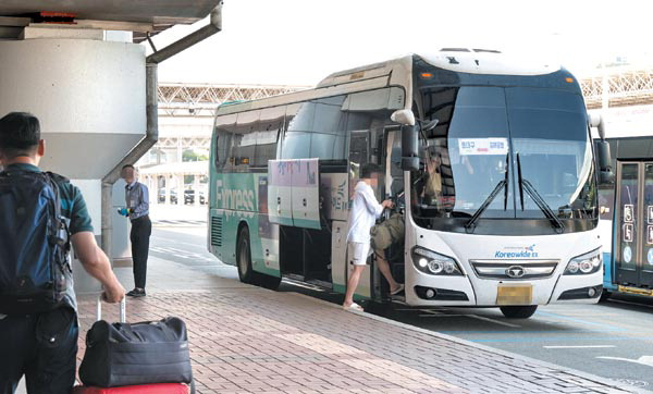 부산 김해국제공항과 부산 도심을 연결하는 리무진(공항버스)의 운영이 중단될 위기에 놓였다. 13일 김해공항 국제선청사 앞에서 승객이 공항버스를 타는 모습.  전민철 기자