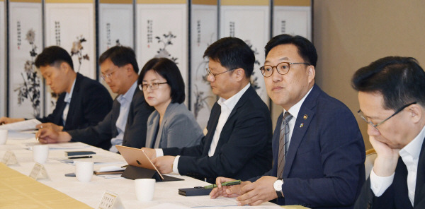 14일 정부서울청사에서 김병환(오른쪽 두 번째) 기획재정부 1차관 주재로 ‘경제관계차관회의 겸 물가관계차관회의’가 진행되고 있다. 기재부 제공