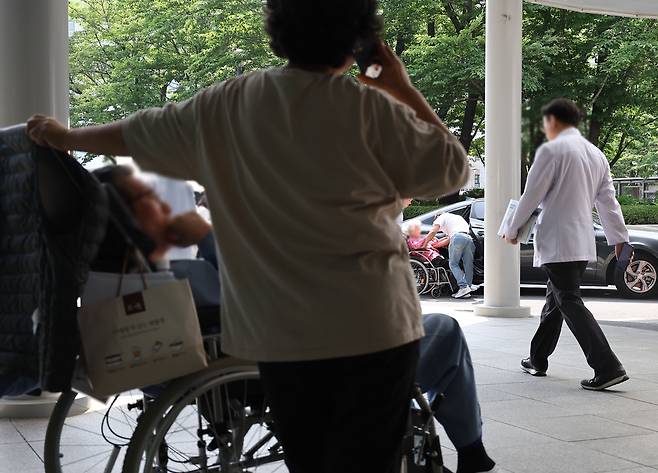 A patient and a doctor are seen at a hospital in Seoul on Wednesday. (Yonhap)