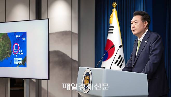 윤석열 대통령이 3일 오전 서울 용산 대통령실 청사 브리핑실에서 포항 영일만 앞바다에 막대한 석유와 가스 매장 가능성이 있다는 브리핑을 하고 있다. . 2024.6.3 [이승환기자]