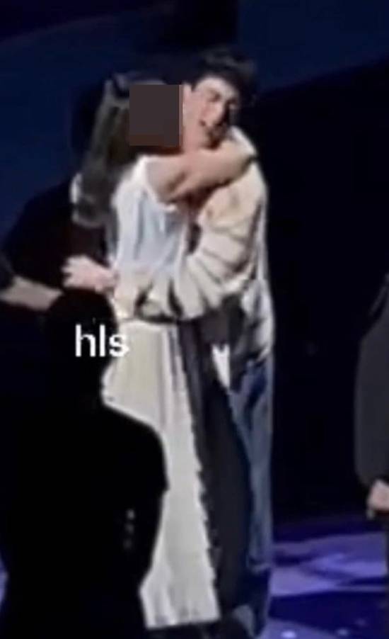 방탄소년단 진에 기습 뽀뽀하는 팬. /사진=소셜미디어 캡처