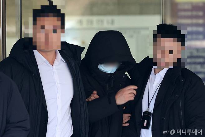 롤스로이스 돌진 사건 가해자에게 마약류를 처방한 혐의를 받는 40대 염모 씨가 지난해 12월 27일 오전 서울 서초구 서울중앙지법에서 열린 구속 전 피의자 심문(영장실질심사)를 마친 뒤 법원 밖으로 나가고 있다. /사진=뉴스1