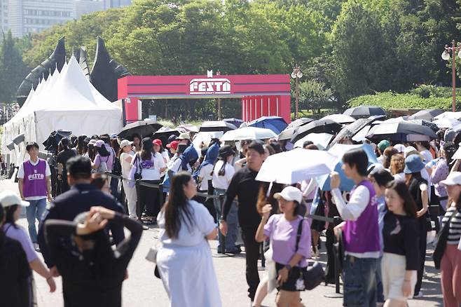 방탄소년단 팬(아미)들이 13일 오전 서울 송파구 잠실종합운동장 일대에서 방탄소년단 데뷔일기념 축제 '2024 FESTA' 입장을 위해 줄을 서 있다. [연합]