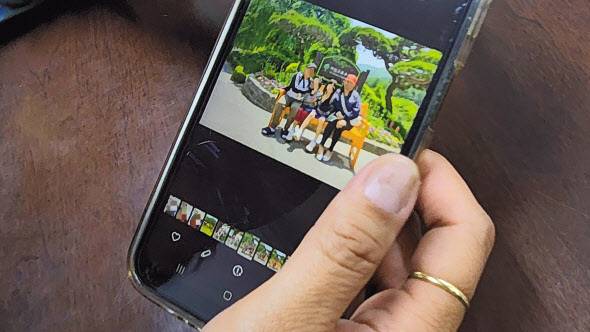 가정폭력 피해자 A씨는 최근 일상의 행복을 찾아나서고 있다며 가족과 가평 아침고요수목원에 놀러가 찍은 사진을 보여줬다. 안효정 기자