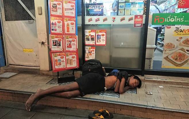 [서울=뉴시스] 태국이 수도 방콕을 비롯한 유명 휴양지에서 구걸하는 거지들에게 기부를 자제해달라고 밝혔다. (사진=SCMP 보도 갈무리) *재판매 및 DB 금지