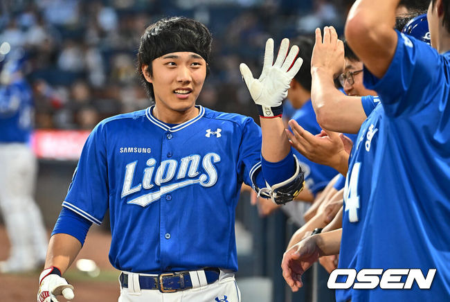 [OSEN=창원, 이석우 기자] 14일 창원NC파크에서 2024 신한 SOL 뱅크 KBO 리그 NC 다이노스와 삼성 라이온즈의 경기가 열렸다. 홈팀 NC는 신민혁이 방문팀 삼성은 코너가 선발 출전한다. 삼성 라이온즈 이재현이 5회초 2사 2루 좌월 역전 2점 홈런을 치고 하이파이브를 하고 있다. 2024.06.14 / foto0307@osen.co.kr