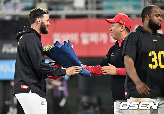 [OSEN=수원, 조은정 기자]프로야구 KIA 타이거즈가 41세 베테랑 최형우의 환상 먹방쇼를 앞세워 10점차 완승을 거뒀다.&nbsp;KIA 타이거즈는 14일 수원KT위즈파크에서 열린 2024 신한 SOL뱅크 KBO리그 KT 위즈와의 시즌 10차전에서 11-1 완승을 거뒀다.&nbsp;KIA 알드레드가 이범호 감독과 승리를 기뻐하고 있다. 2024.06.14 /cej@osen.co.kr