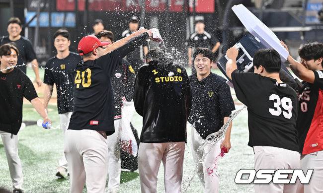 [OSEN=수원, 조은정 기자]프로야구 KIA 타이거즈가 41세 베테랑 최형우의 환상 먹방쇼를 앞세워 10점차 완승을 거뒀다.&nbsp;KIA 타이거즈는 14일 수원KT위즈파크에서 열린 2024 신한 SOL뱅크 KBO리그 KT 위즈와의 시즌 10차전에서 11-1 완승을 거뒀다.&nbsp;KIA 선수단이 첫승을 거둔 알드레드를 향해 물세례를 퍼붓고 있다. 2024.06.14 /