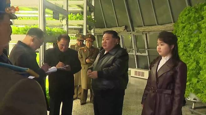 김정은과 함께 강동종합온실을 참관하는 김주애