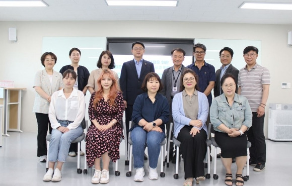 지난 13일 강서공업고등학교 학교현안 해결을 위한 간담회에 참석한 김춘곤 의원(뒷줄 왼쪽에서 네 번째)