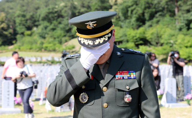 순직한 채수근 해병 상병의 직속 상관이었던 이용민 전 해병대 1사단 포병여단 포병7대대장(중령)이 13일 오후 대전 유성구 국립대전현충원 채수근 상병의 묘역을 찾아 참배한 뒤 눈물을 닦고 있다. 뉴스1