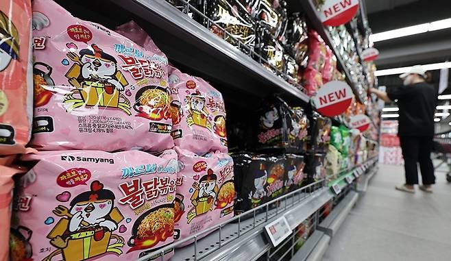 서울 시내 대형마트에서 판매 중인 삼양식품의 불닭볶음면 ⓒ연합뉴스