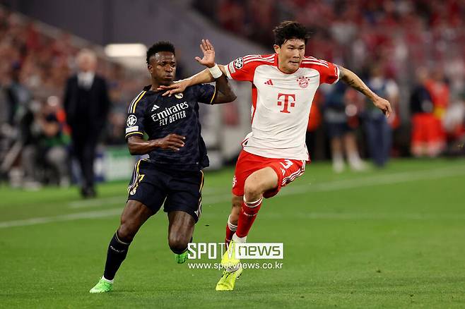 ▲ 뱅상 콤파니 감독이 새로 부임했고, 그는 공식 기자회견을 통해 공격적인 수비수를 선호한다고 밝혔다. 이에 따라 김민재의 잔류 가능성이 높아졌고, 동시에 더 리흐트의 방출 가능성이 높아지고 있다. 그리고 여기서 에베를 단장이 쐐기를 박았다. 그는 김민재를 믿고 있으며 김민재의 잔류를 강력히 원하는 것으로 알려졌다.