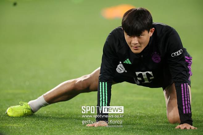 ▲ 뱅상 콤파니 감독이 새로 부임했고, 그는 공식 기자회견을 통해 공격적인 수비수를 선호한다고 밝혔다. 이에 따라 김민재의 잔류 가능성이 높아졌고, 동시에 더 리흐트의 방출 가능성이 높아지고 있다. 그리고 여기서 에베를 단장이 쐐기를 박았다. 그는 김민재를 믿고 있으며 김민재의 잔류를 강력히 원하는 것으로 알려졌다.&nbsp;