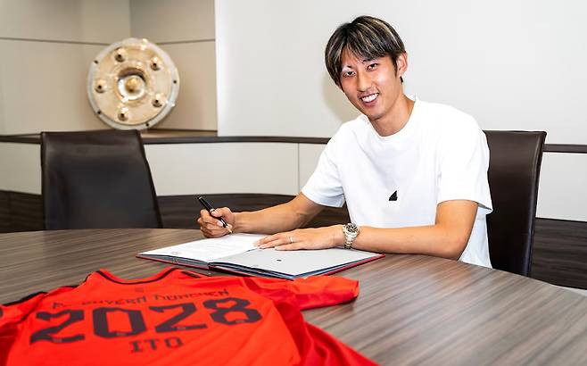 독일 최고 명문이자 김민재 소속팀인 바이에른 뮌헨은 14일 일본인 수비수 이토 히로키와 4년 계약을 체결했다며 그의 입단을 공식 발표했다. 이토는 센터백과 레프트백을 함께 볼 수 있는 왼발잡이 수비수여서 김민재와 주전 경쟁이 불가피할 것으로 보인다. 유럽 일부 언론에선 이토 입단으로 인해 김민재 뮌헨 잔류에 노란불이 커졌다고도 한다. 당초 토트넘 홋스퍼로 갈 것처럼 보였던 이토는 세계에서 가장 큰 클럽 중 하나에서 경기하게 돼 큰 영광이라며 뮌헨에서의 도전을 기대하고 있다고 밝혔다. 바이에른 뮌헨