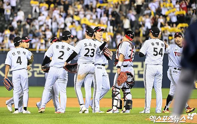 LG는 14일 잠실구장에서 열린 '2024 신한 SOL Bank KBO 리그' 롯데와 주말 3연전 첫 경기에서 5-3으로 승리했다. 팀은 이날 승리로 4연패를 탈출하며 분위기 반전에 나섰다. 잠실, 김한준 기자