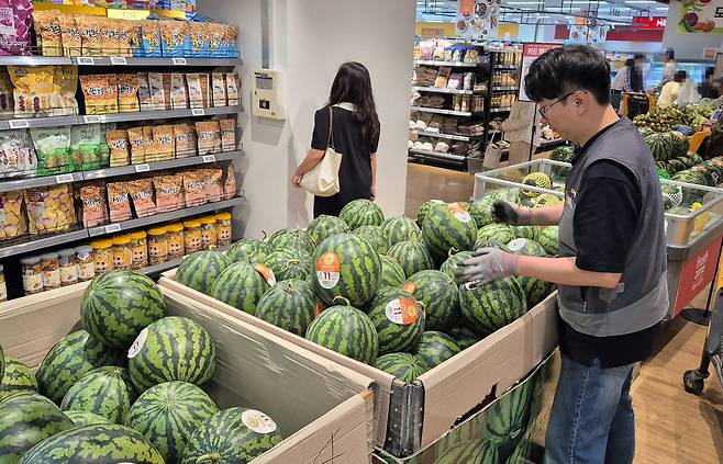 이마트 매대에 진열된 수박.(이마트 제공).