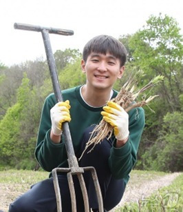 지종환 '설아래' 대표가 직접 캔 도라지를 들고 미소를 짓고 있다(지종환씨 제공)2024.6.13/뉴스1