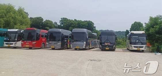 고양시 행주산성 진입로 인근 농지가 자갈이 깔린 채 대형버스 주차장으로 사용되고 있다. (행주산성지역발전위원회 제공)