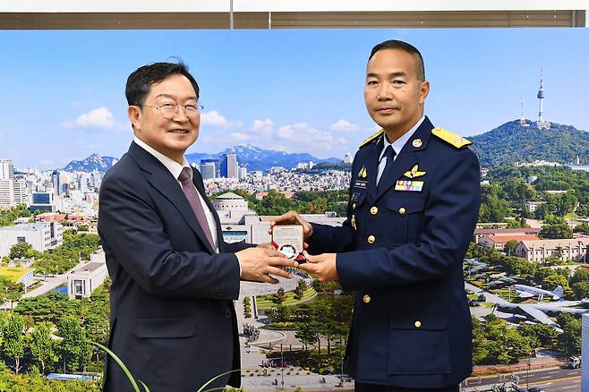 백승주 전쟁기념사업회장이 색산 칸타 태국 공군참모장과 접견실에서 기념사진을 찍고 있다.(전쟁기념사업회 제공)