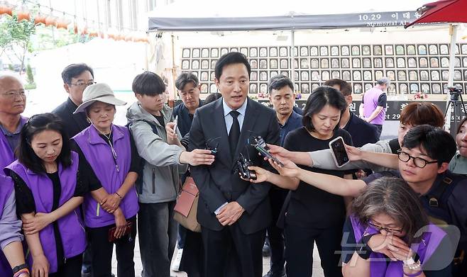 오세훈 서울시장이 15일 오후 서울 중구 서울광장에 마련된 10·29 이태원 참사 희생자 합동분향소를 찾아 유가족들을 위로하고 있다. 2024.6.15/뉴스1 ⓒ News1 민경석 기자
