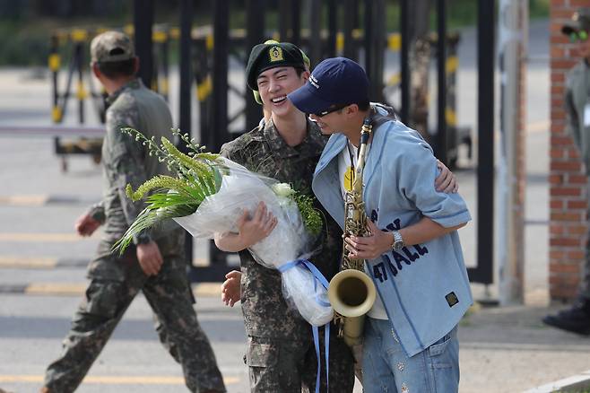 <YONHAP PHOTO-1870> RM과 포옹하는 진

    (연천=연합뉴스) 임병식 기자 = 그룹 방탄소년단(BTS)의 진이 12일 오전 경기도 연천군 육군 5사단 신병교육대대에서 전역하며 RM(오른쪽)과 포옹하고 있다. 2024.6.12

    andphotodo@yna.co.kr/2024-06-12 09:07:01/

<저작권자 ⓒ 1980-2024 ㈜연합뉴스. 무단 전재 재배포 금지, AI 학습 및 활용 금지>