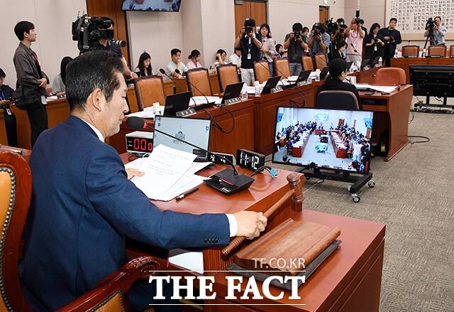 국회 법제사법위원회가 지난 14일 야당 단독으로 열렸다. 일방적인 원 구성에 반발하는 국민의힘 의원들은 회의에 불참했다. 사진은 더불어민주당 소속 정청래 법사위원장이 회의를 주재하고 있다. /배정한 기자