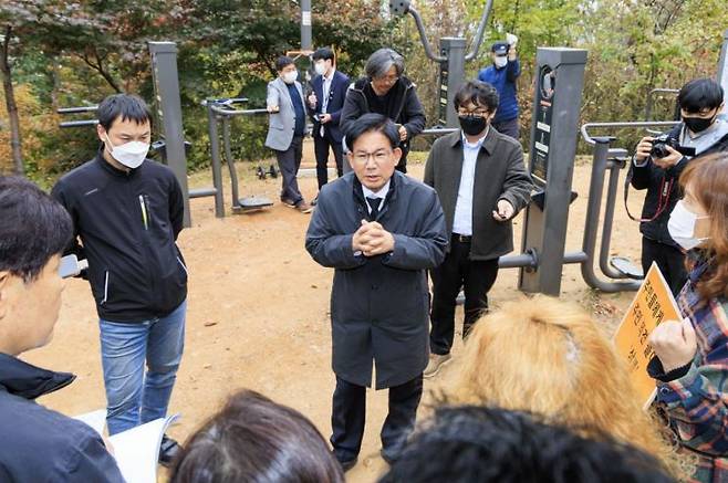 성산근린공원 재조성 문제로 주민들과 현장에서 대화를 하는 박강수 마포구청장